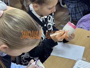 Ребёнок расписывает гипсовую сову на мастер-классе