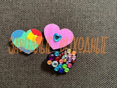 Яркие деревянные значки ручной работы