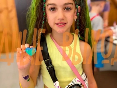 Дети создают деревянные значки своими руками